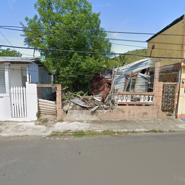 Propiedad declarada estorbo público en Ruinas crema azul Calle José Nazario, Guánica, Puerto Rico, Guánica