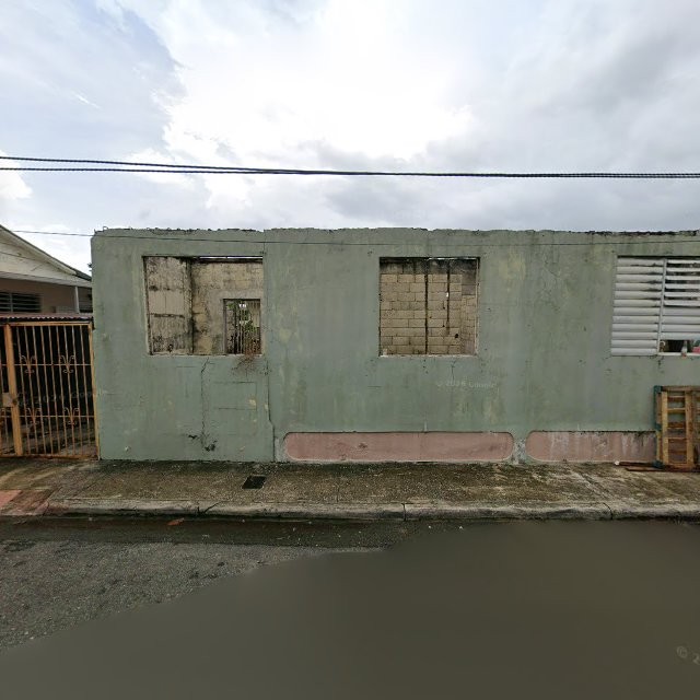nuisance property at Casa verde y blanco Calle Dr. Jiménez Rodríguez, Mayagüez, Puerto Rico